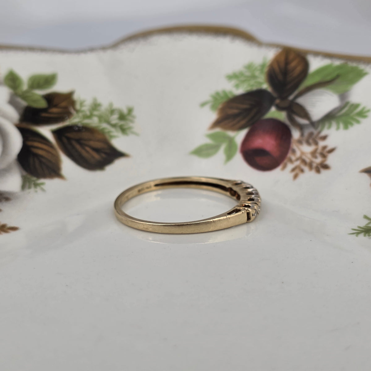 Vintage 14k gold ring with a row of diamonds