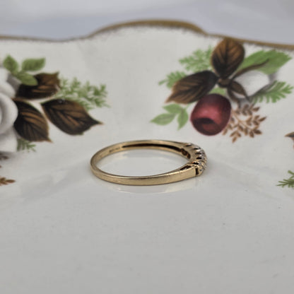 Vintage 14k gold ring with a row of diamonds