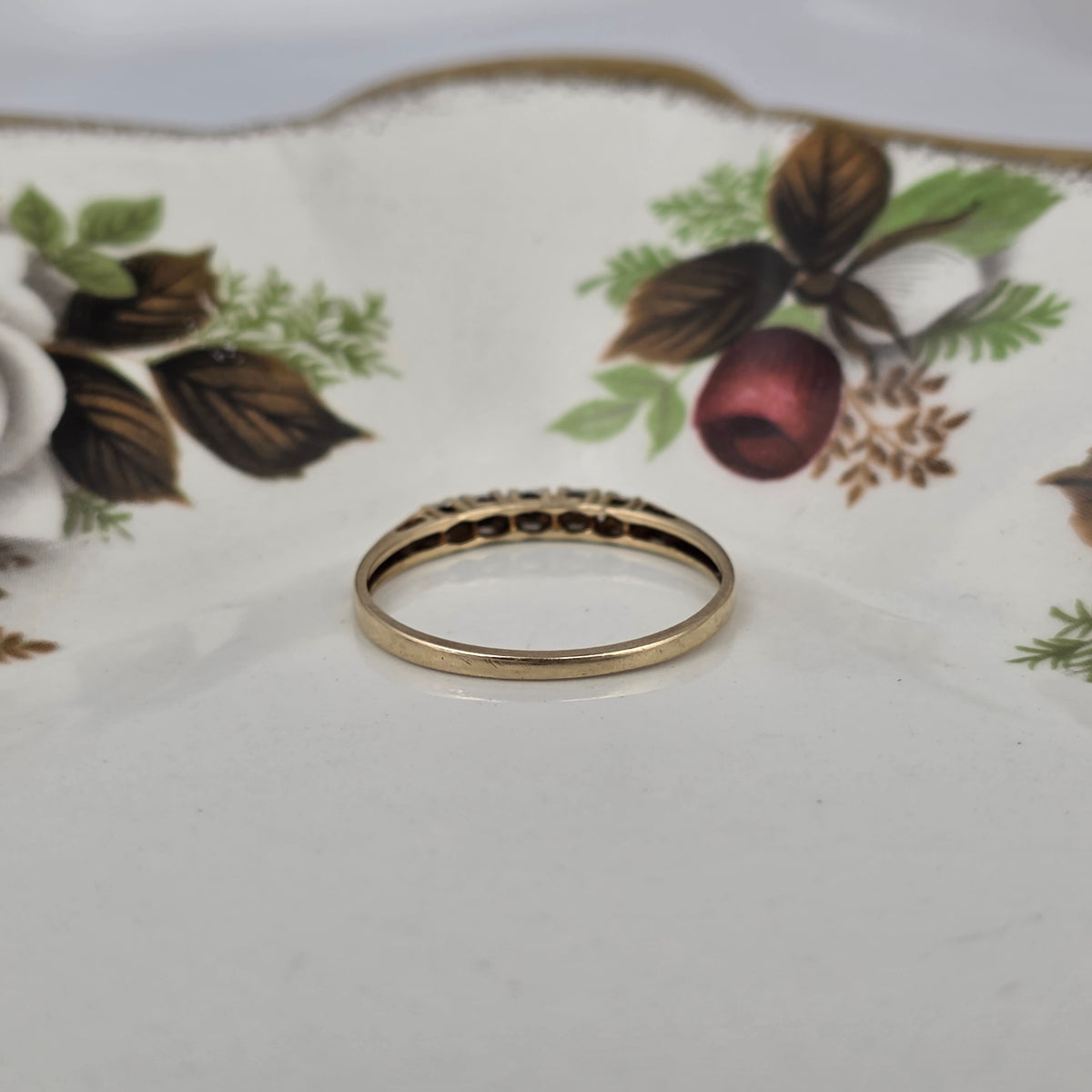 Vintage 14k gold ring with a row of diamonds