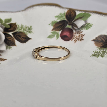 Vintage 14k gold ring with a row of diamonds