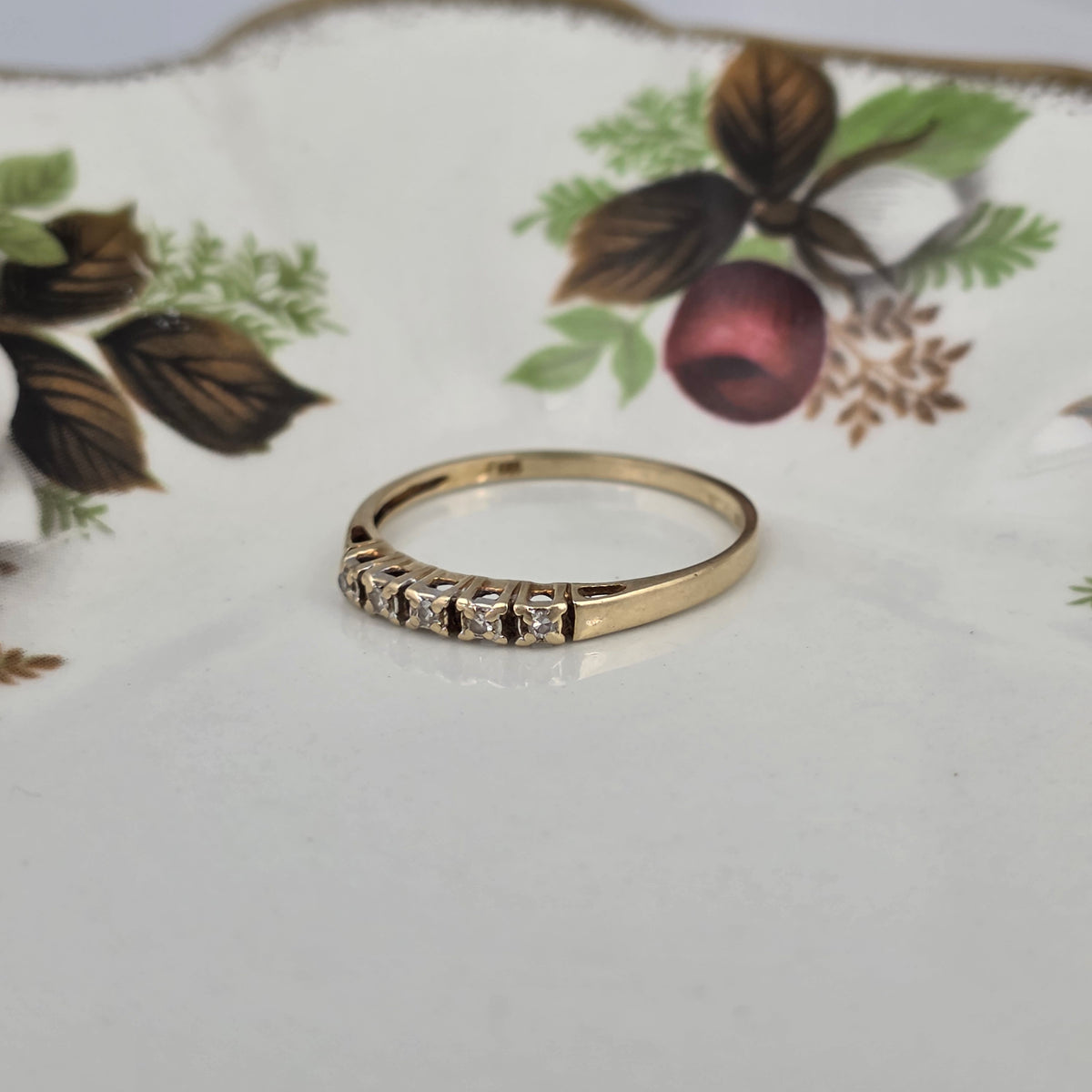 Vintage 14k gold ring with a row of diamonds