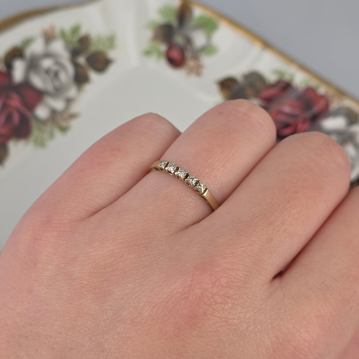 Vintage 14k gold ring with a row of diamonds