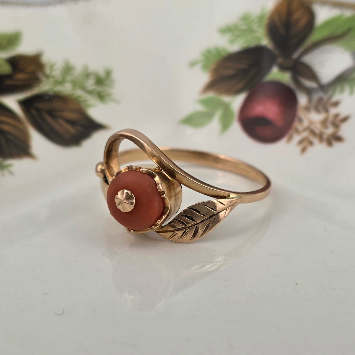 Vintage 14k gold ring with coral and leaf