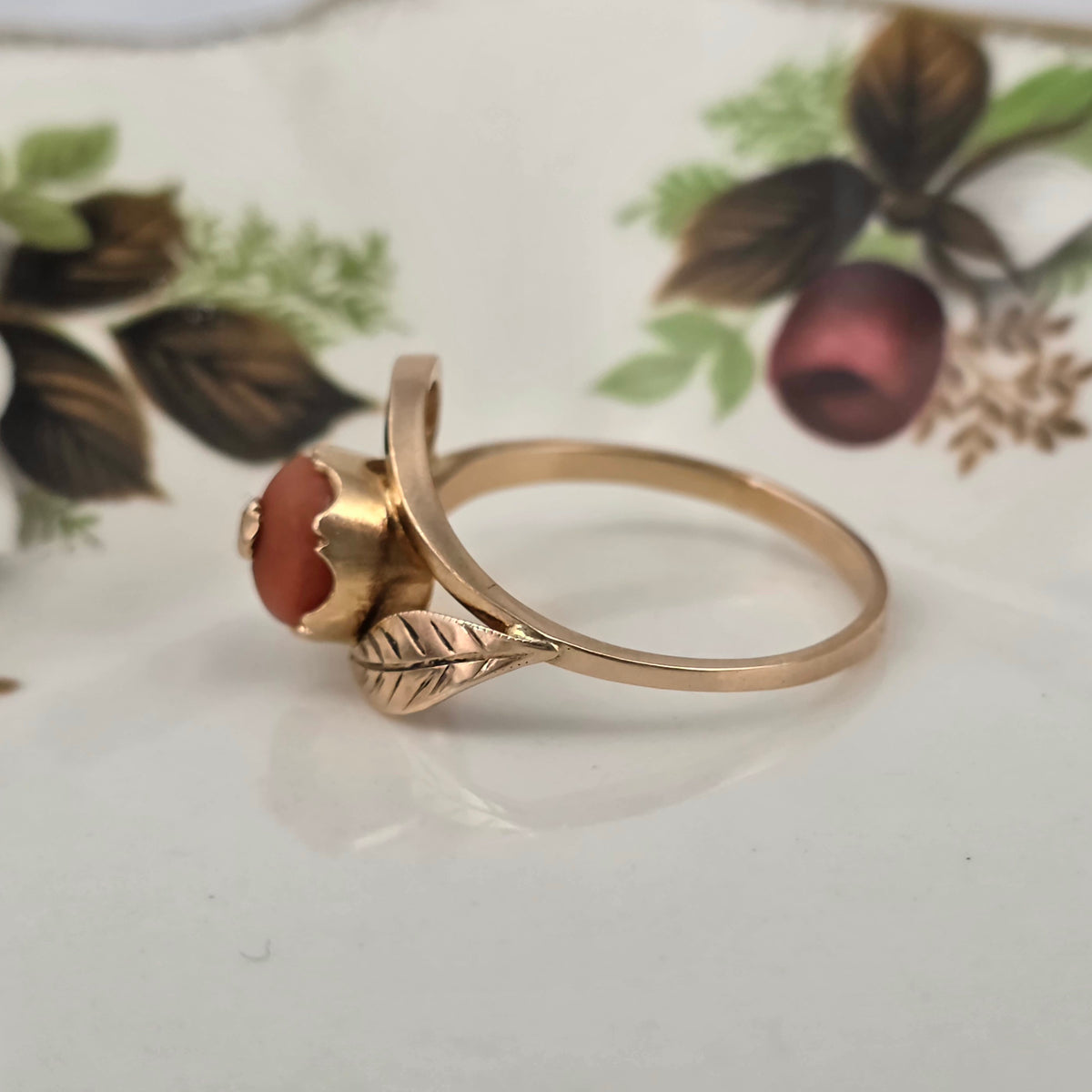 Vintage 14k gold ring with coral and leaf