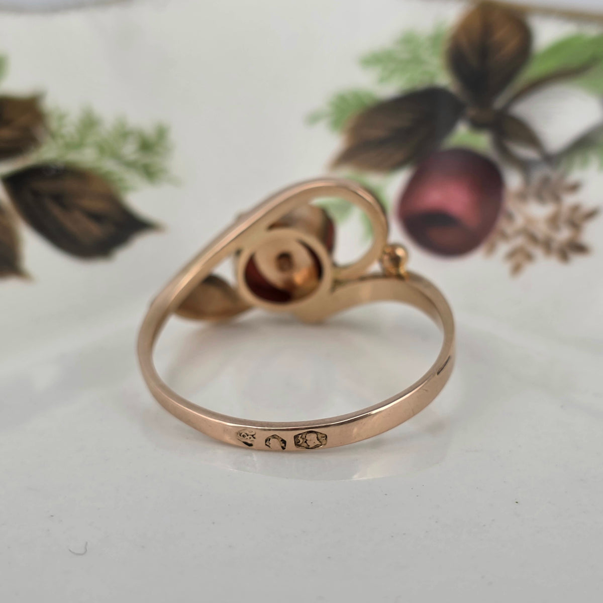 Vintage 14k gold ring with coral and leaf