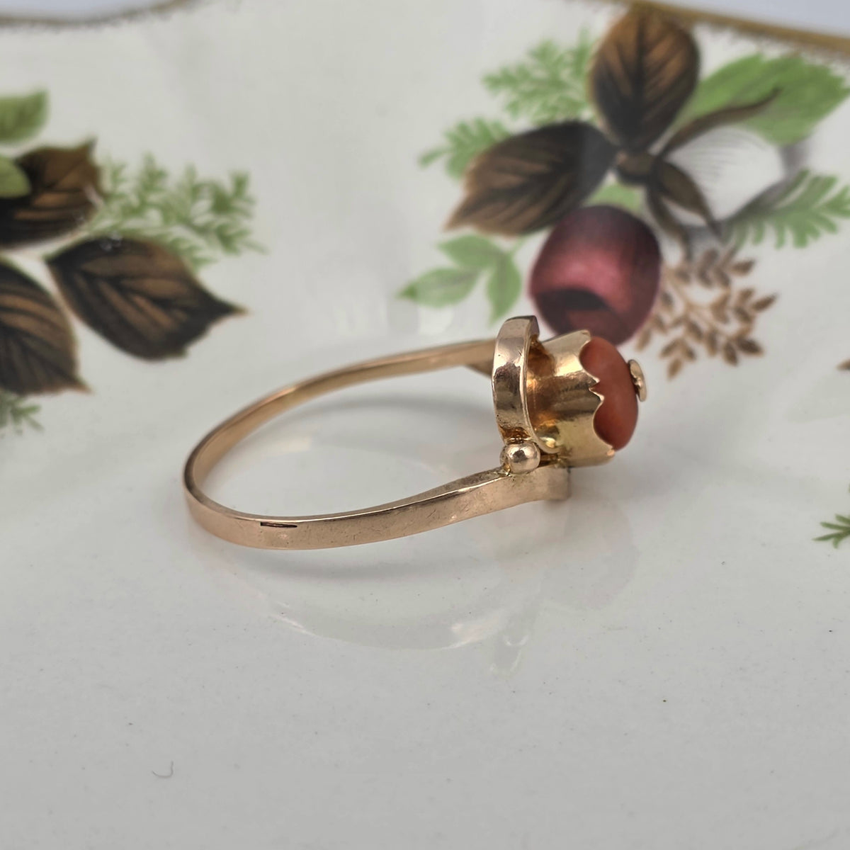 Vintage 14k gold ring with coral and leaf