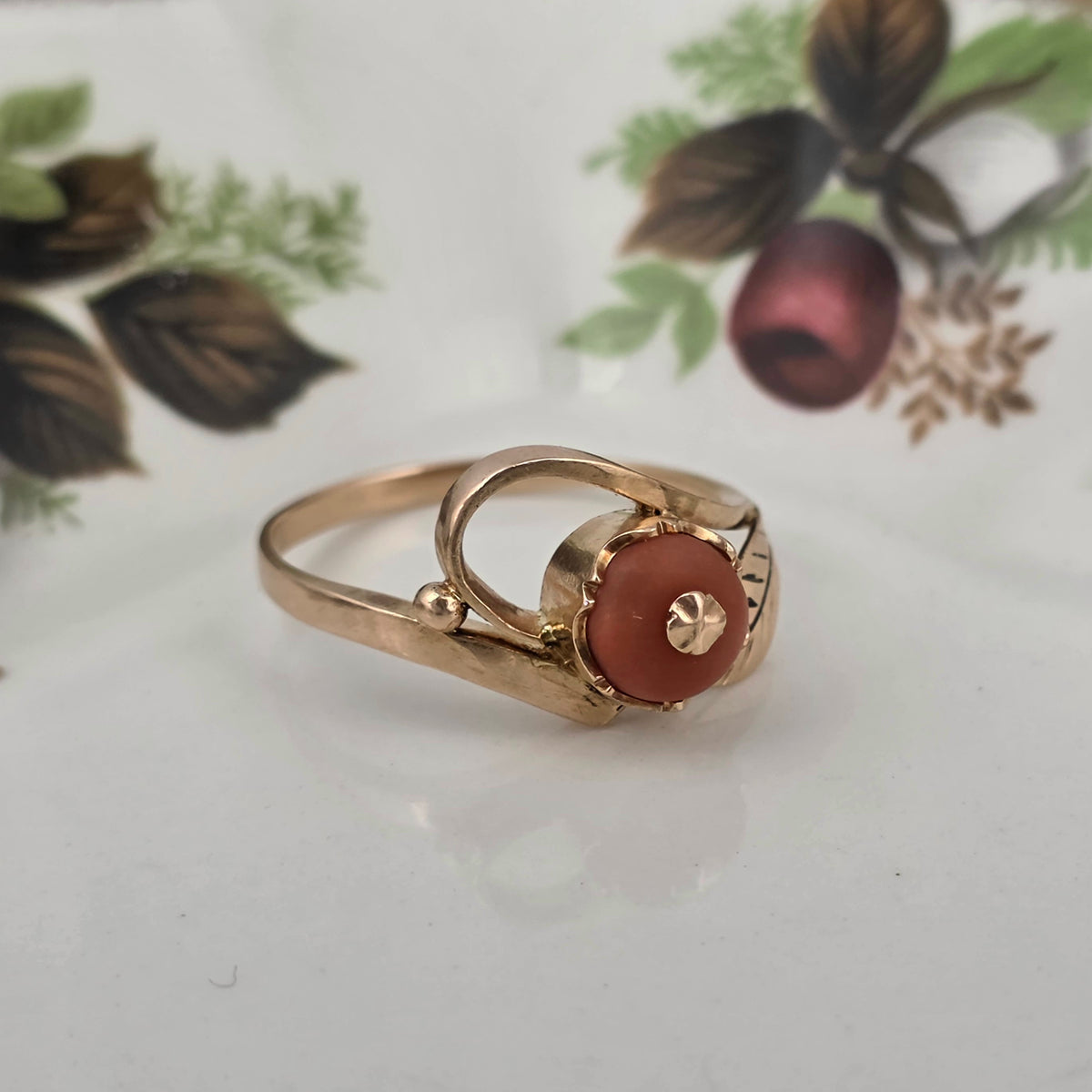 Vintage 14k gold ring with coral and leaf
