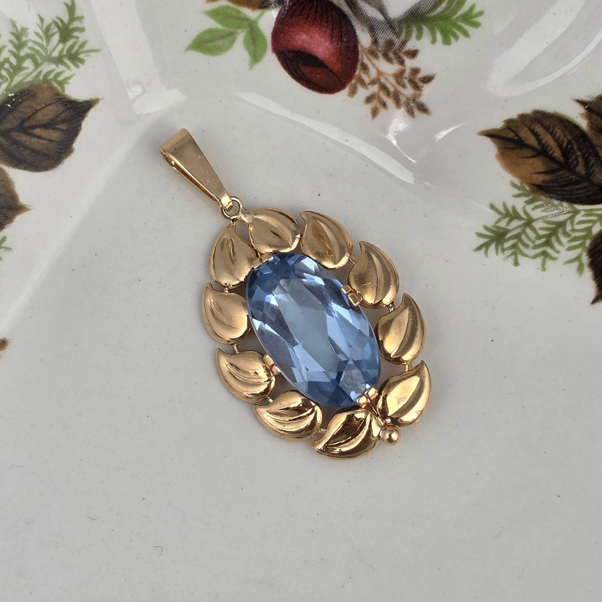 Vintage 18k gold pendant with topaz