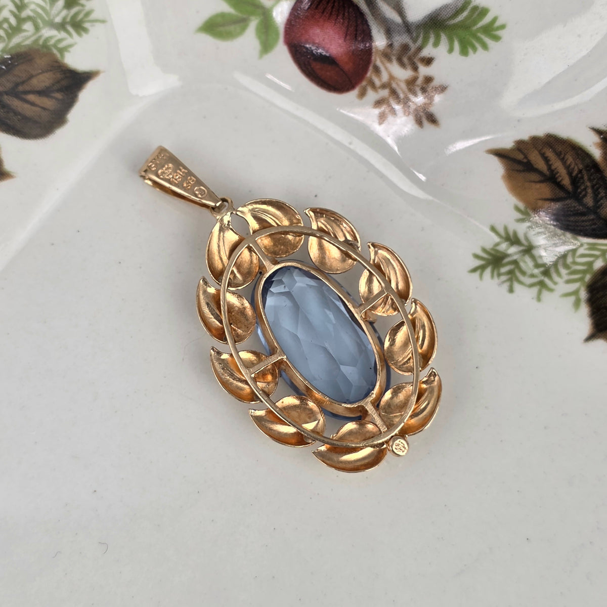 Vintage 18k gold pendant with topaz