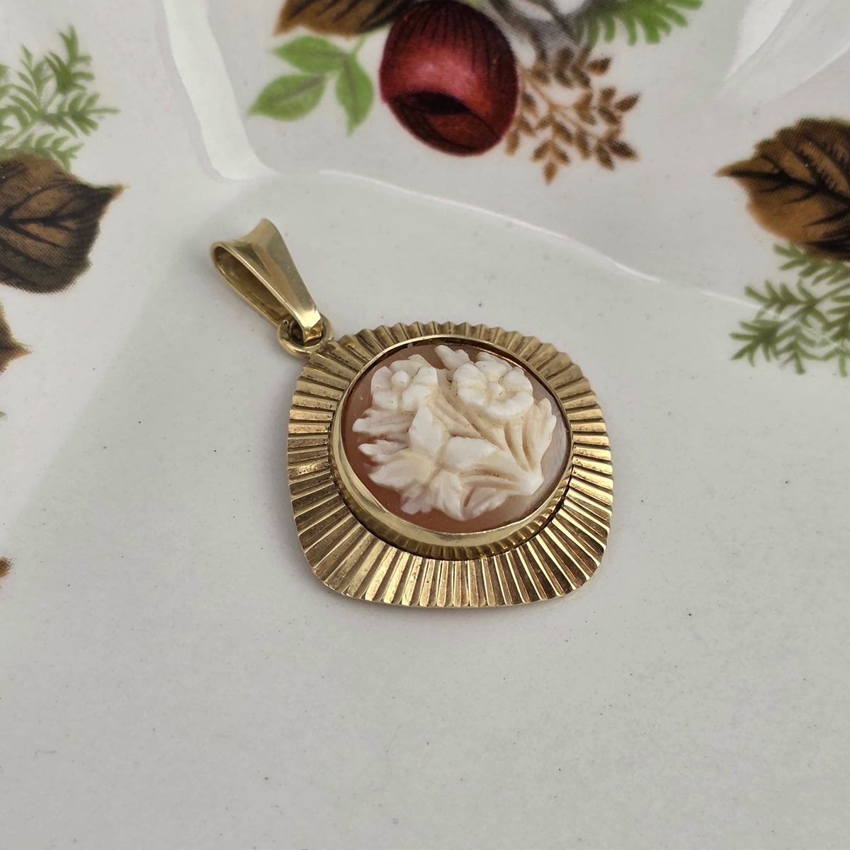 Vintage 14k gold cameo pendant with flowers