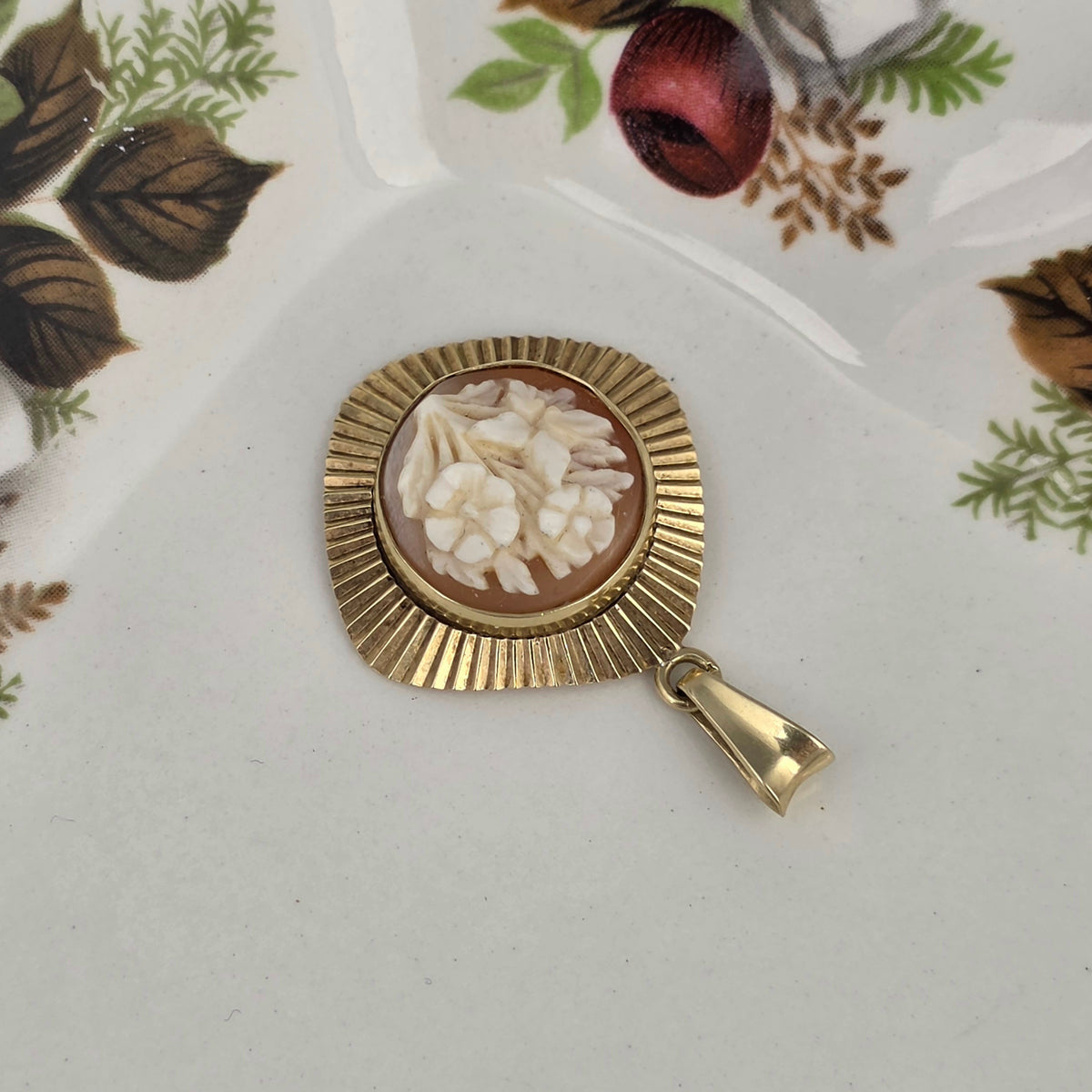 Vintage 14k gold cameo pendant with flowers