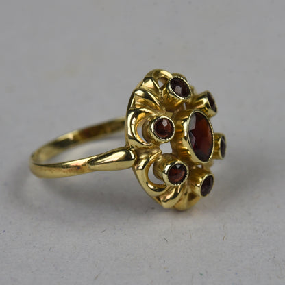 Vintage 14k gouden ring met granaat entourage
