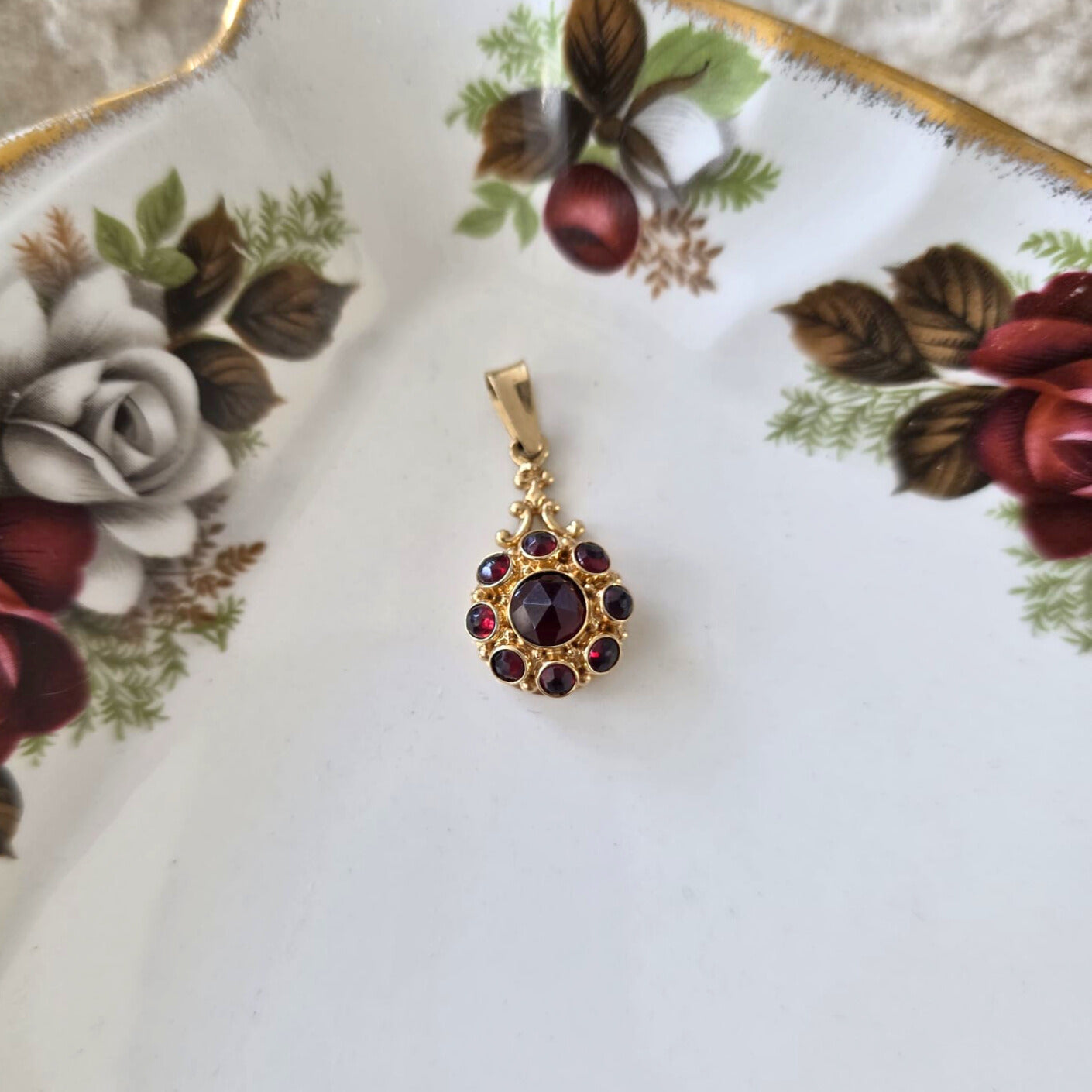 Vintage 14k gouden hanger met granaat entourage
