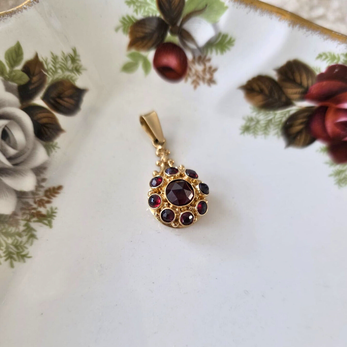Vintage 14k gouden hanger met granaat entourage
