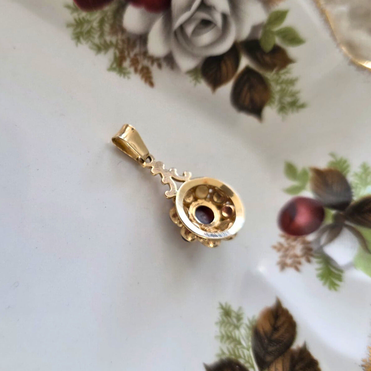 Vintage 14k gouden hanger met granaat entourage