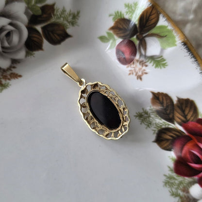 Vintage 14k gold pendant with garnet