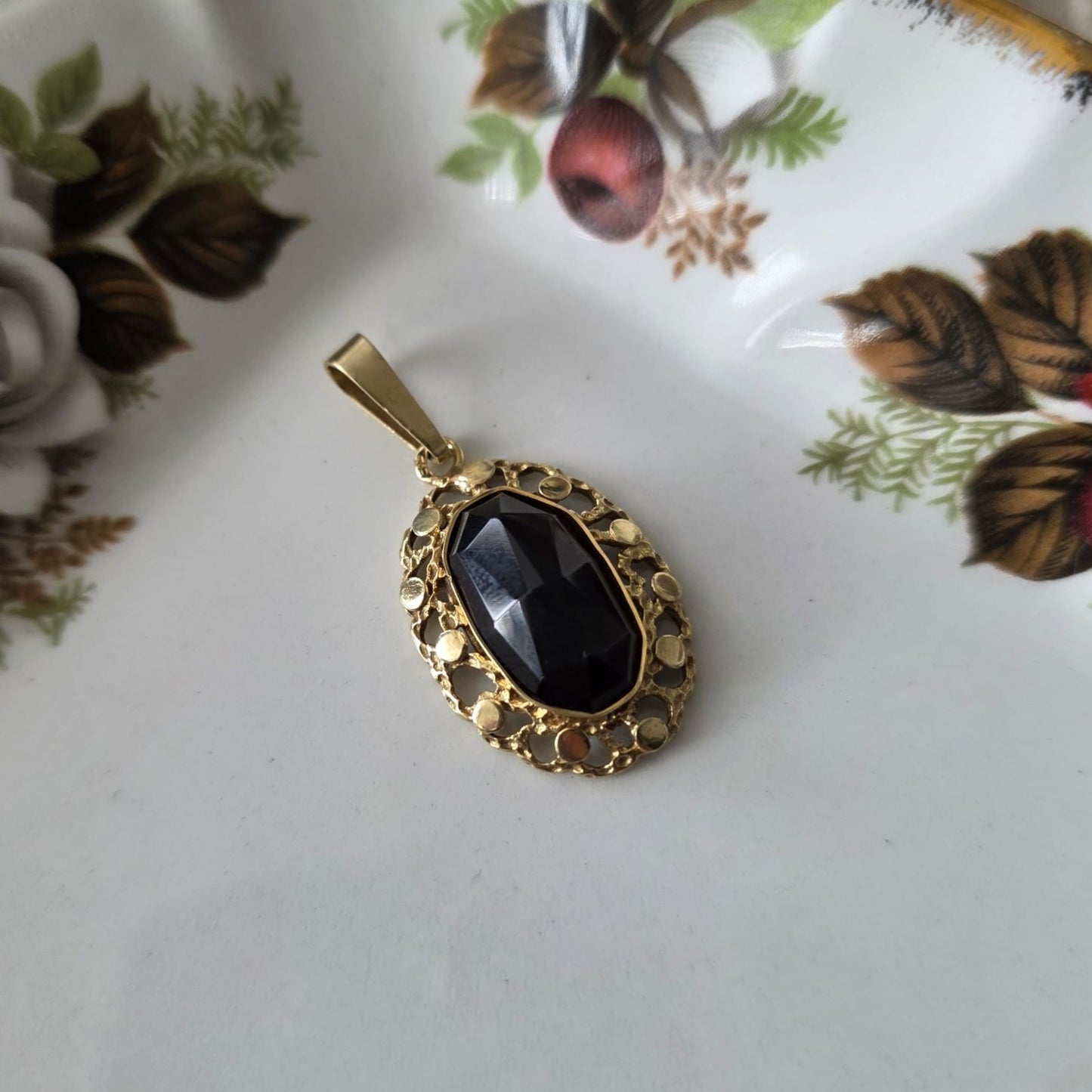 Vintage 14k gold pendant with garnet