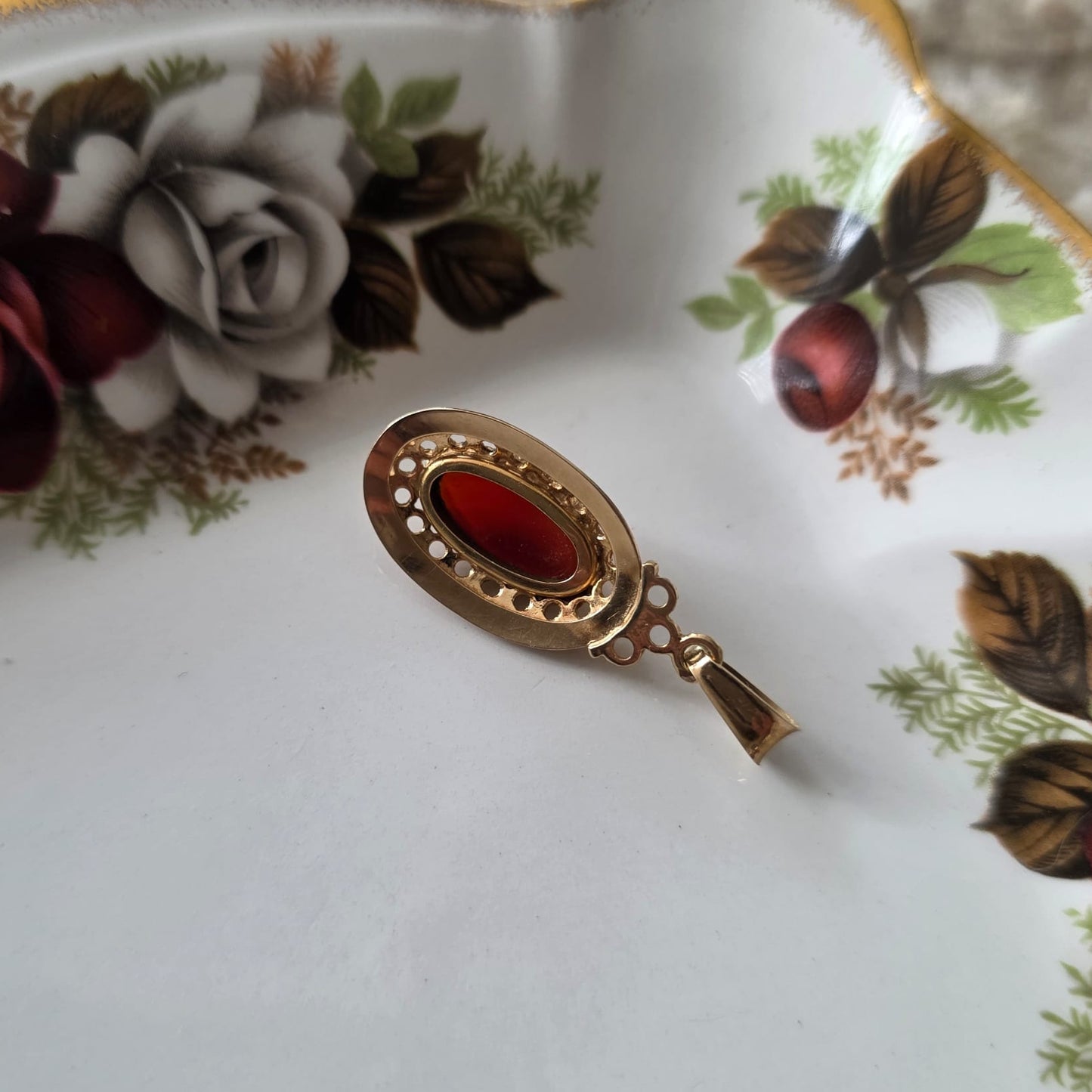 Vintage 14k gold pendant with carnelian