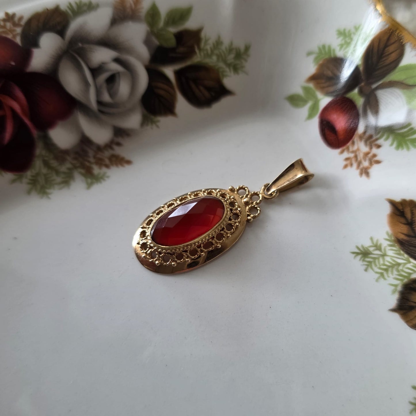Vintage 14k gold pendant with carnelian