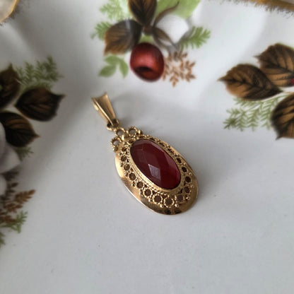 Vintage 14k gold pendant with carnelian