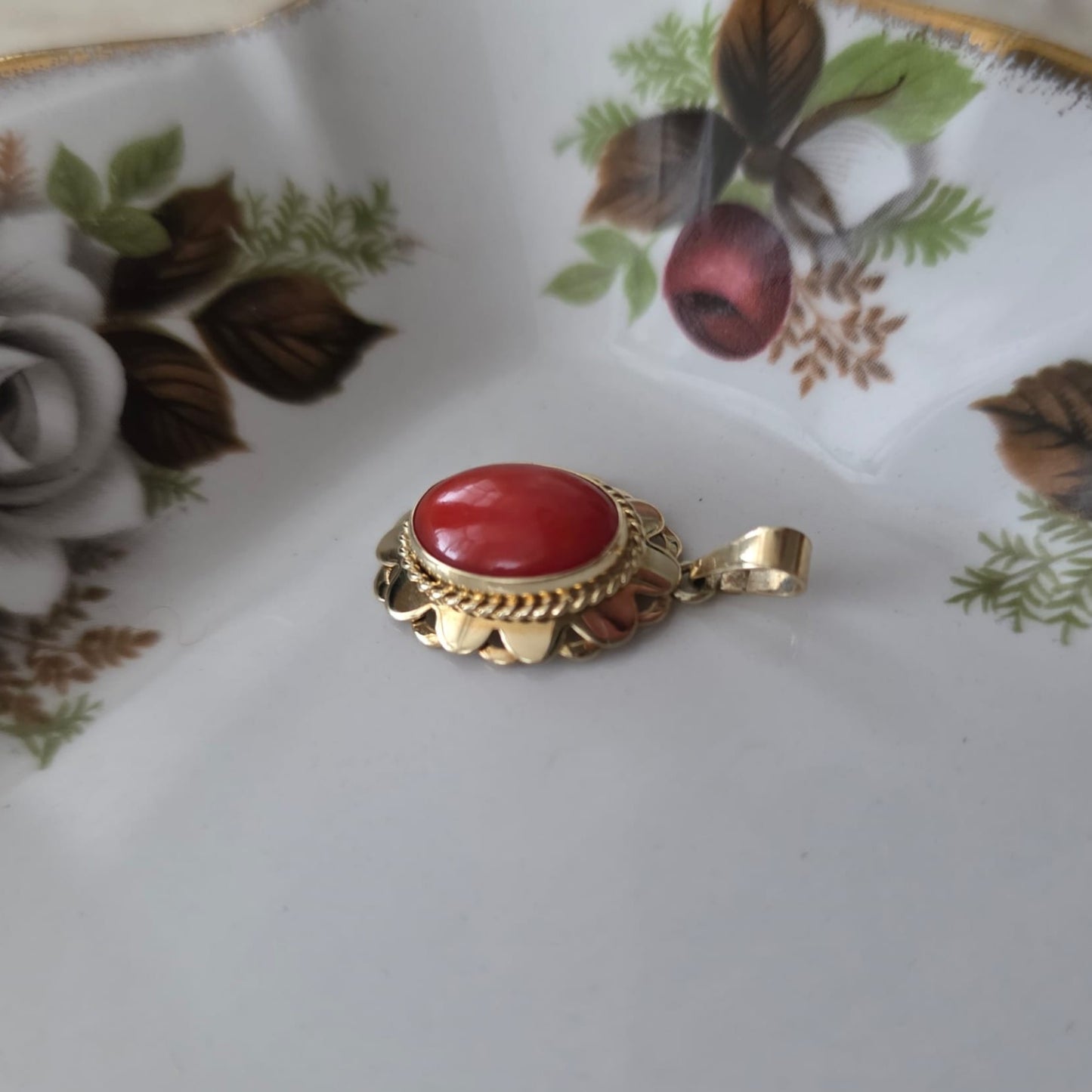 Vintage 14k gouden hanger met bloedkoraal