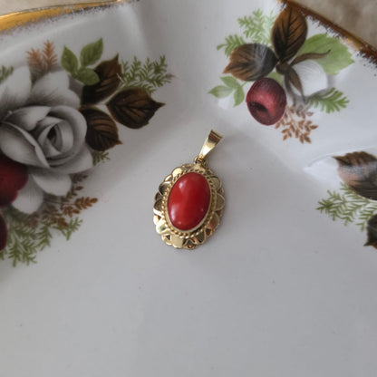 Vintage 14k gouden hanger met bloedkoraal