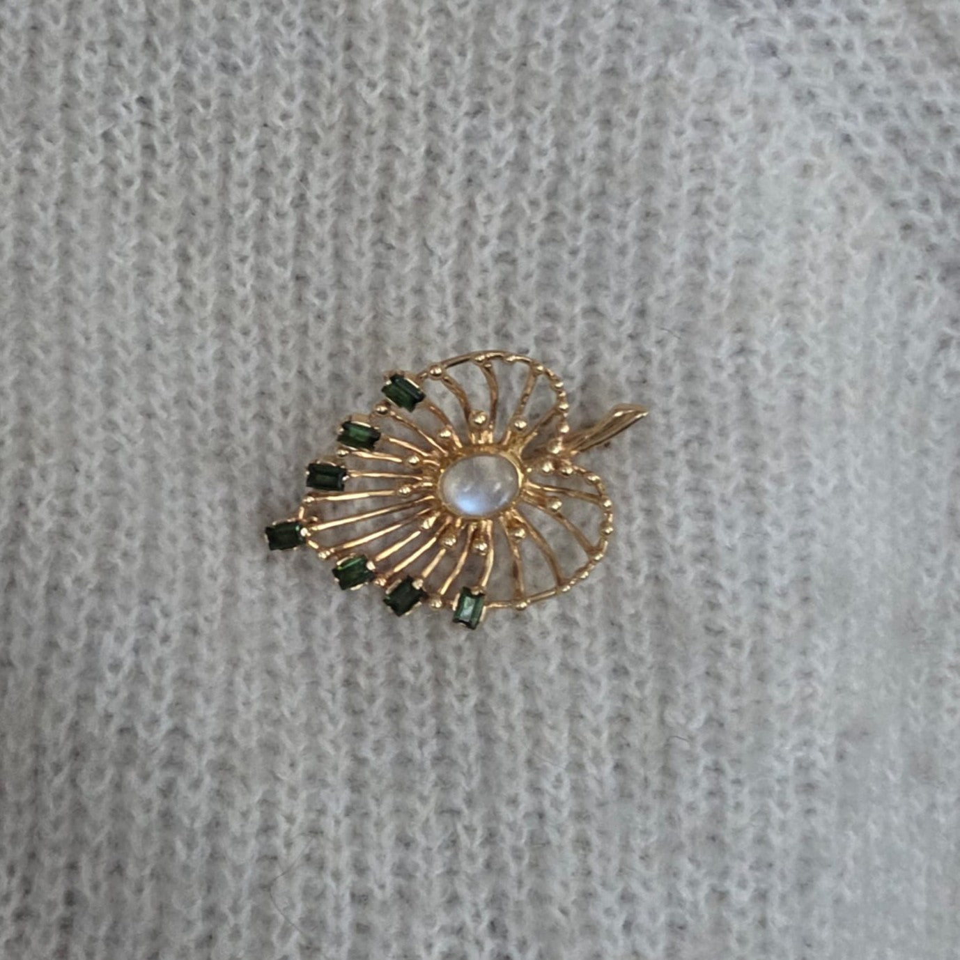 Vintage 14k gouden broche met maansteen cabochon en groene toermalijn