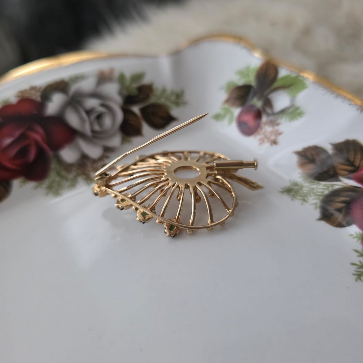 Vintage 14k gouden broche met maansteen cabochon en groene toermalijn
