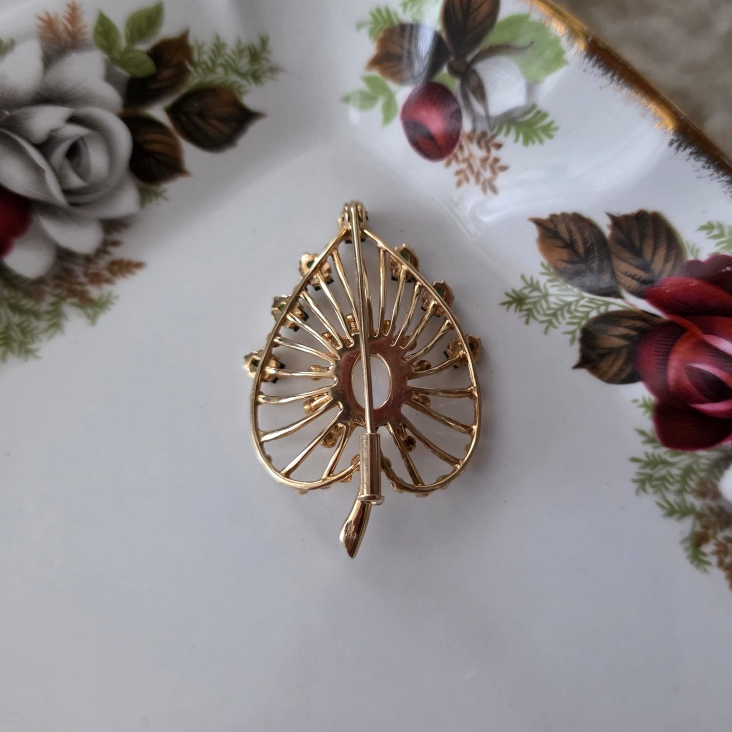 Vintage 14k gouden broche met maansteen cabochon en groene toermalijn