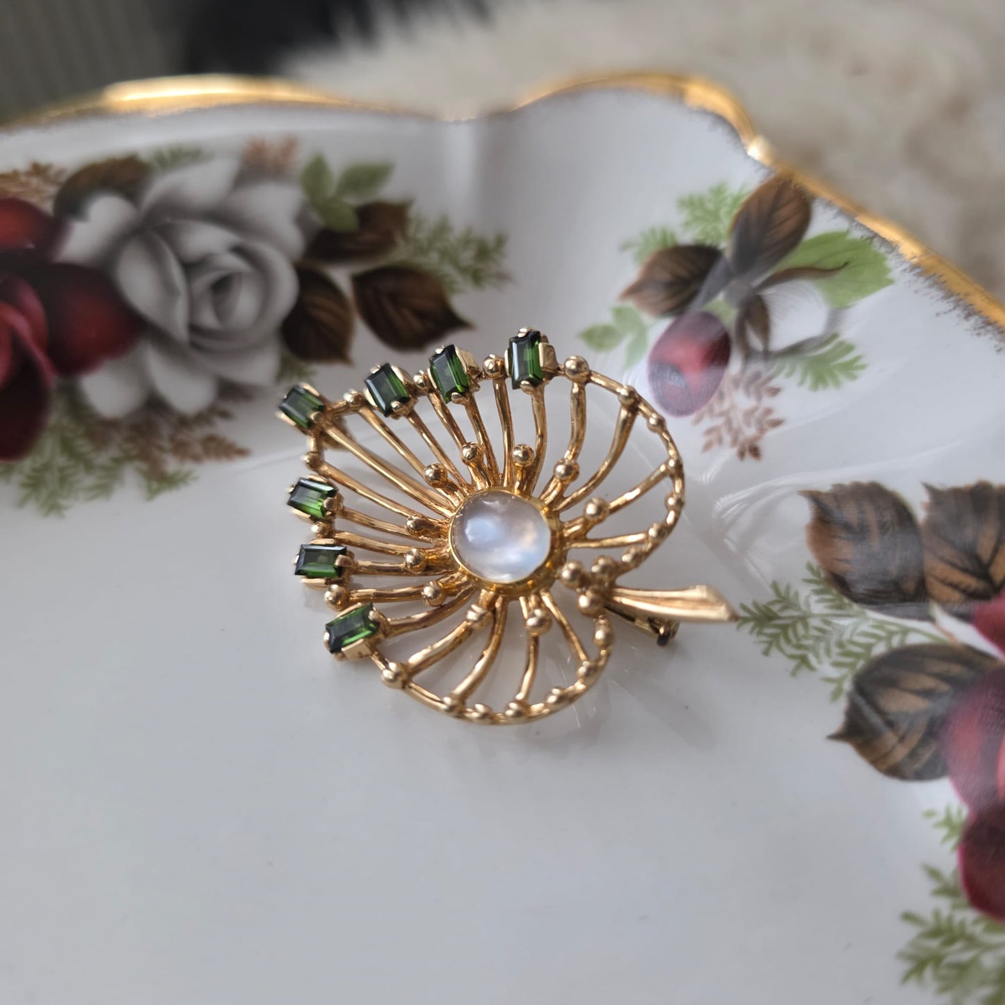 Vintage 14k gouden broche met maansteen cabochon en groene toermalijn