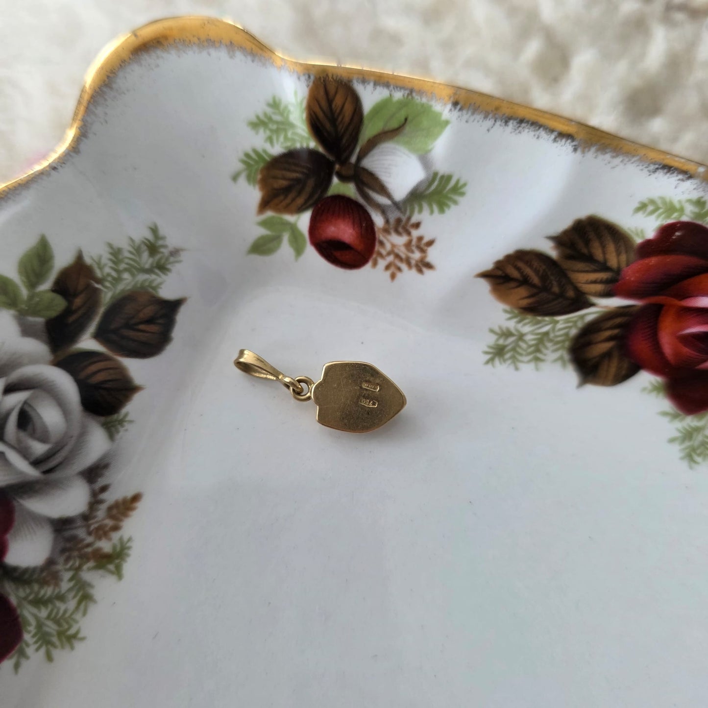 Vintage 18k gouden hanger met diamant masker