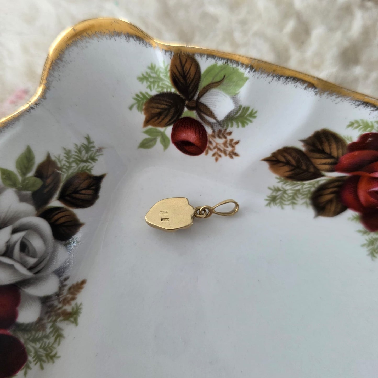 Vintage 18k gouden hanger met diamant masker
