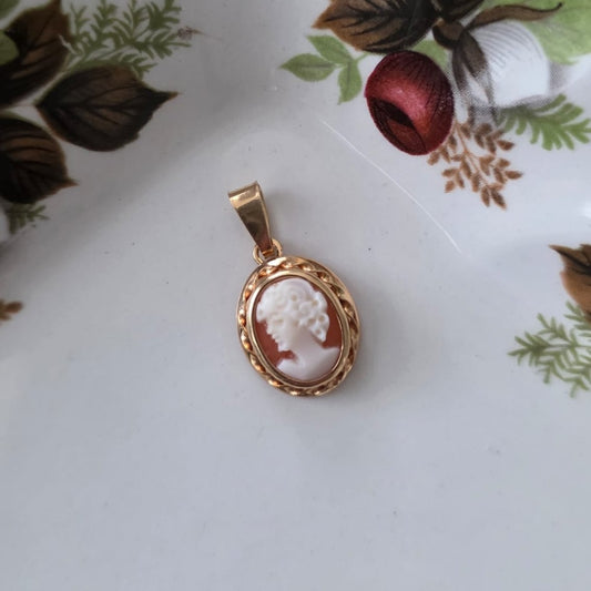 Vintage 14k gold pendant with cameo
