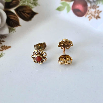 Vintage 14k gouden oorstekers bloedkoraal