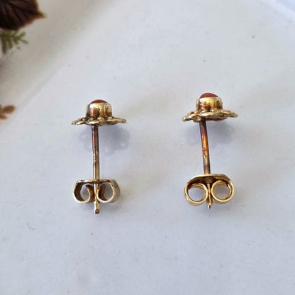 Vintage 14k gouden oorstekers bloedkoraal