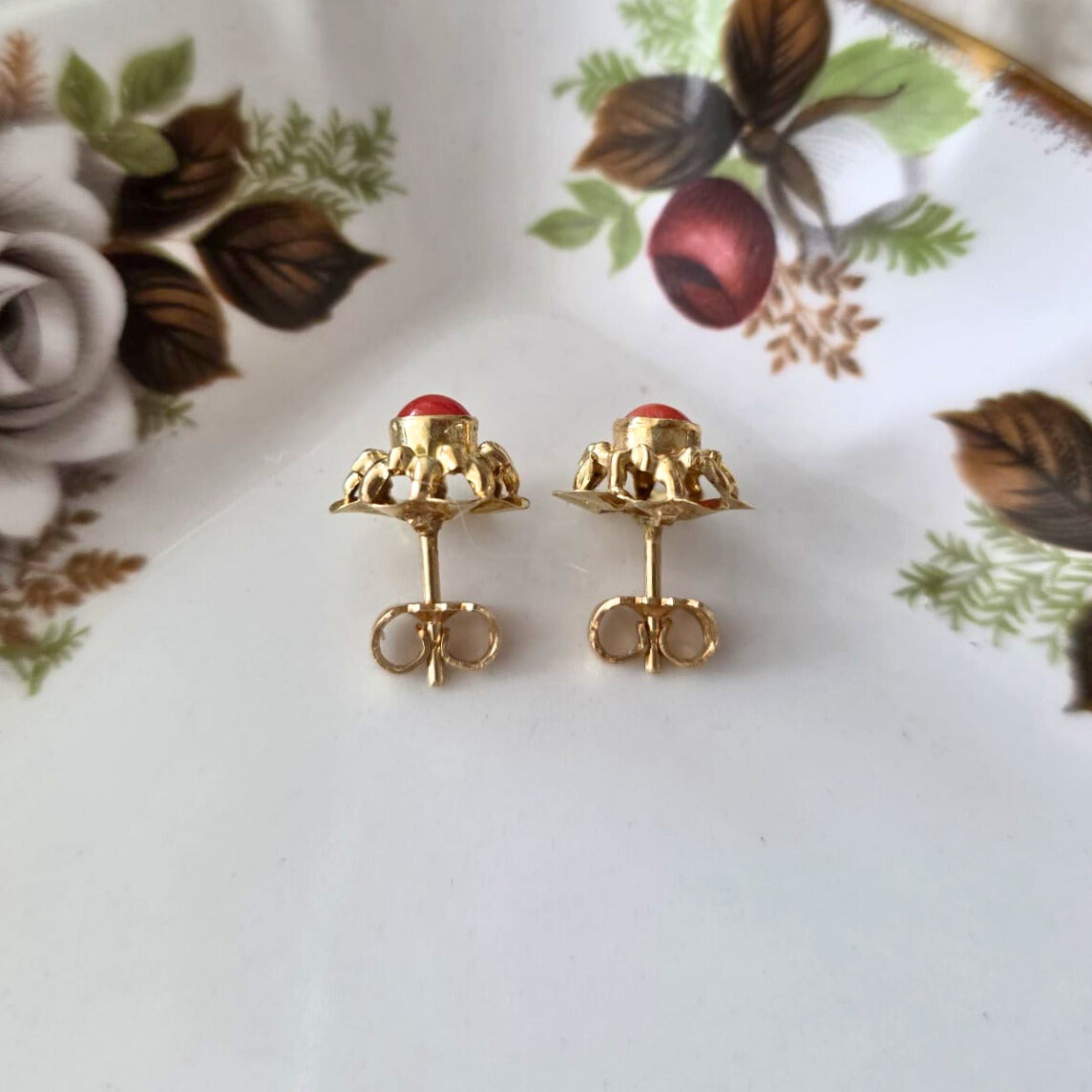 Vintage 14k gouden oorstekers bloedkoraal