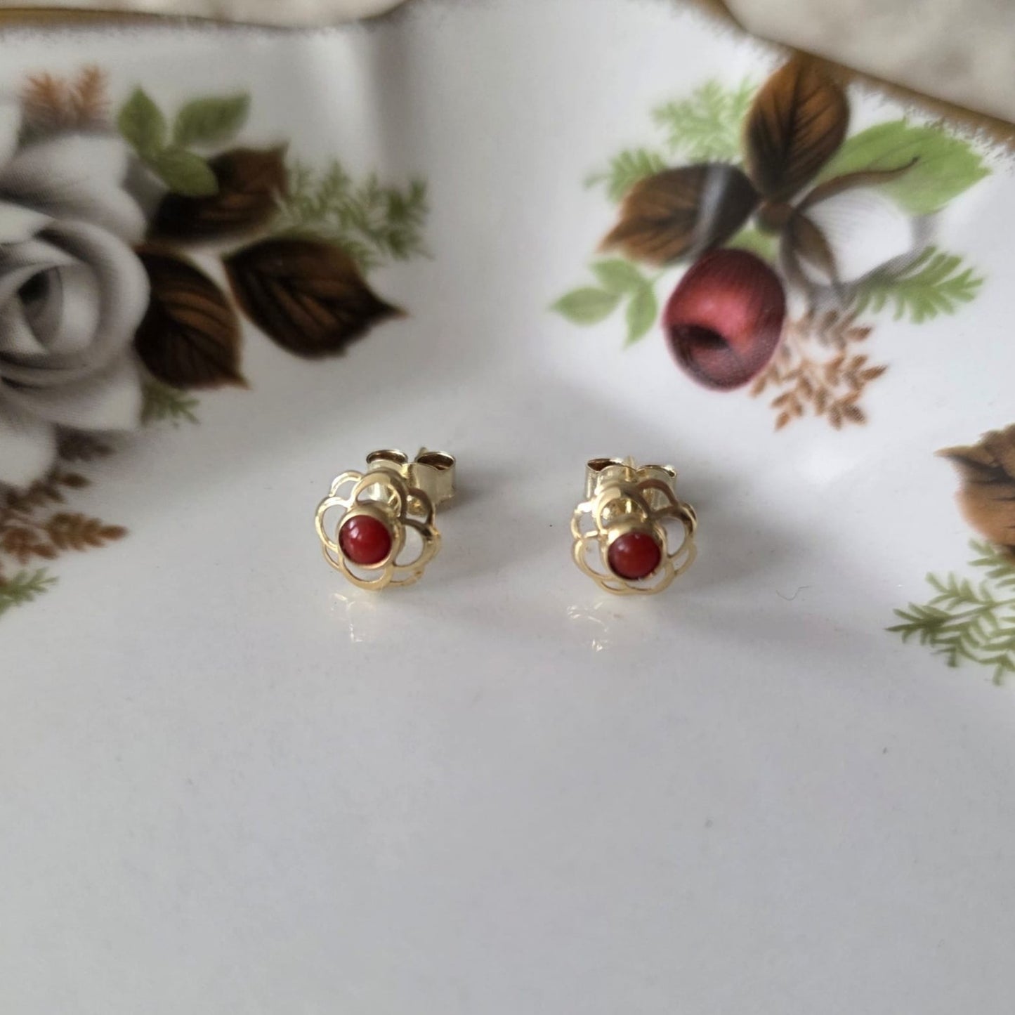 Vintage 14k gouden oorstekers carneool