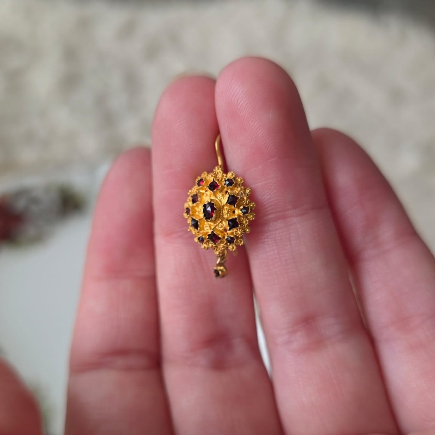 Antieke 14k gouden oorhangers granaat klederdracht