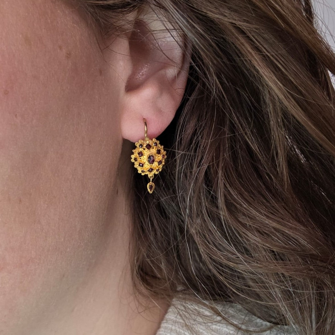 Antieke 14k gouden oorhangers granaat klederdracht