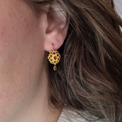 Antieke 14k gouden oorhangers granaat klederdracht