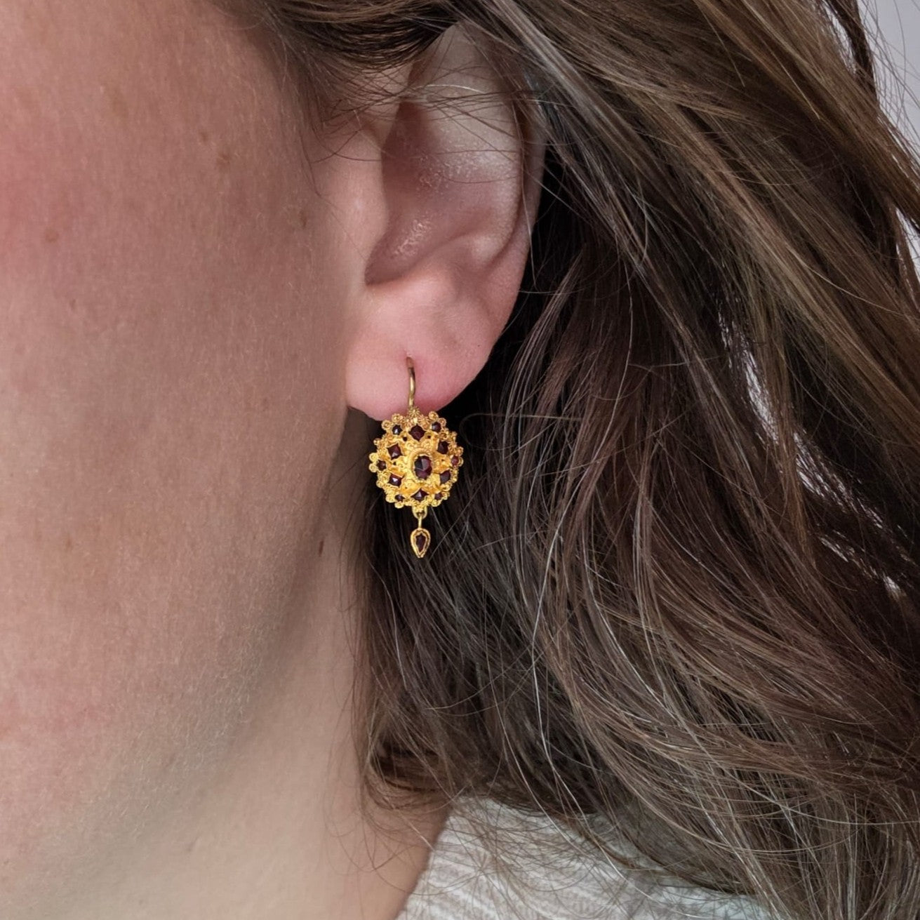 Antieke 14k gouden oorhangers granaat klederdracht