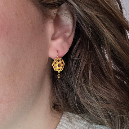 Antieke 14k gouden oorhangers granaat klederdracht
