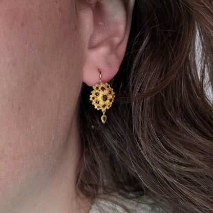 Antieke 14k gouden oorhangers granaat klederdracht