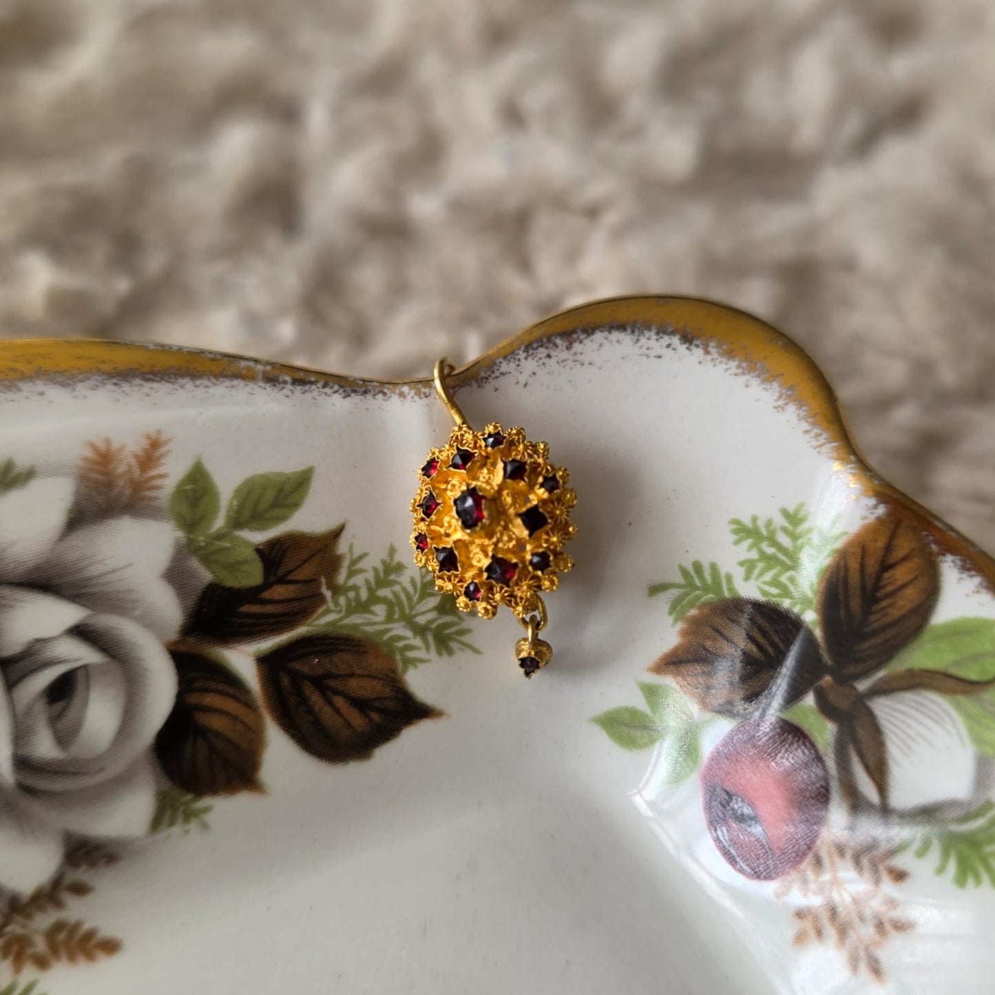 Antieke 14k gouden oorhangers granaat klederdracht