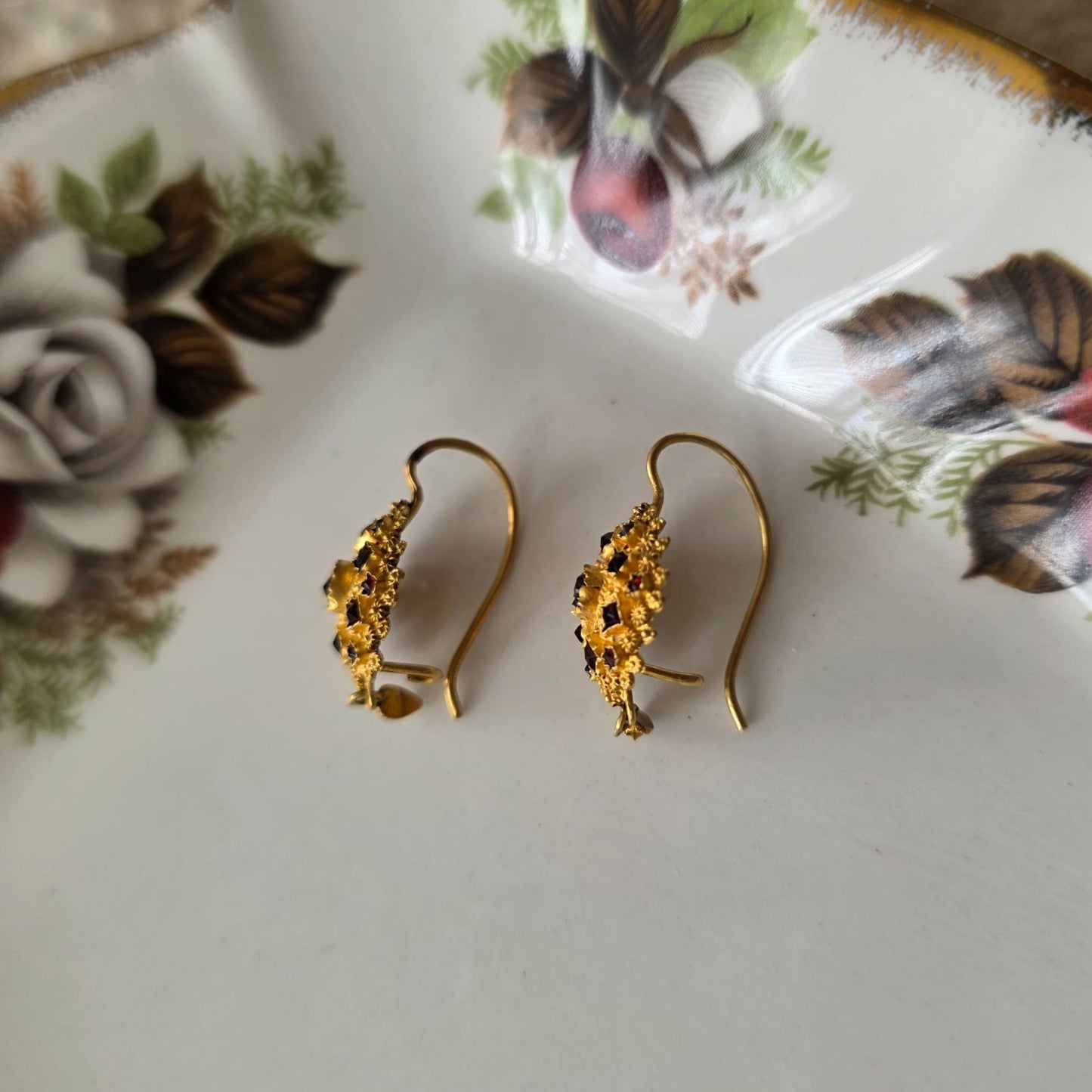 Antieke 14k gouden oorhangers granaat klederdracht