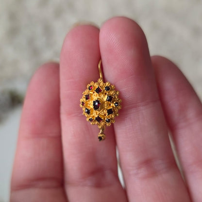 Antieke 14k gouden oorhangers granaat klederdracht