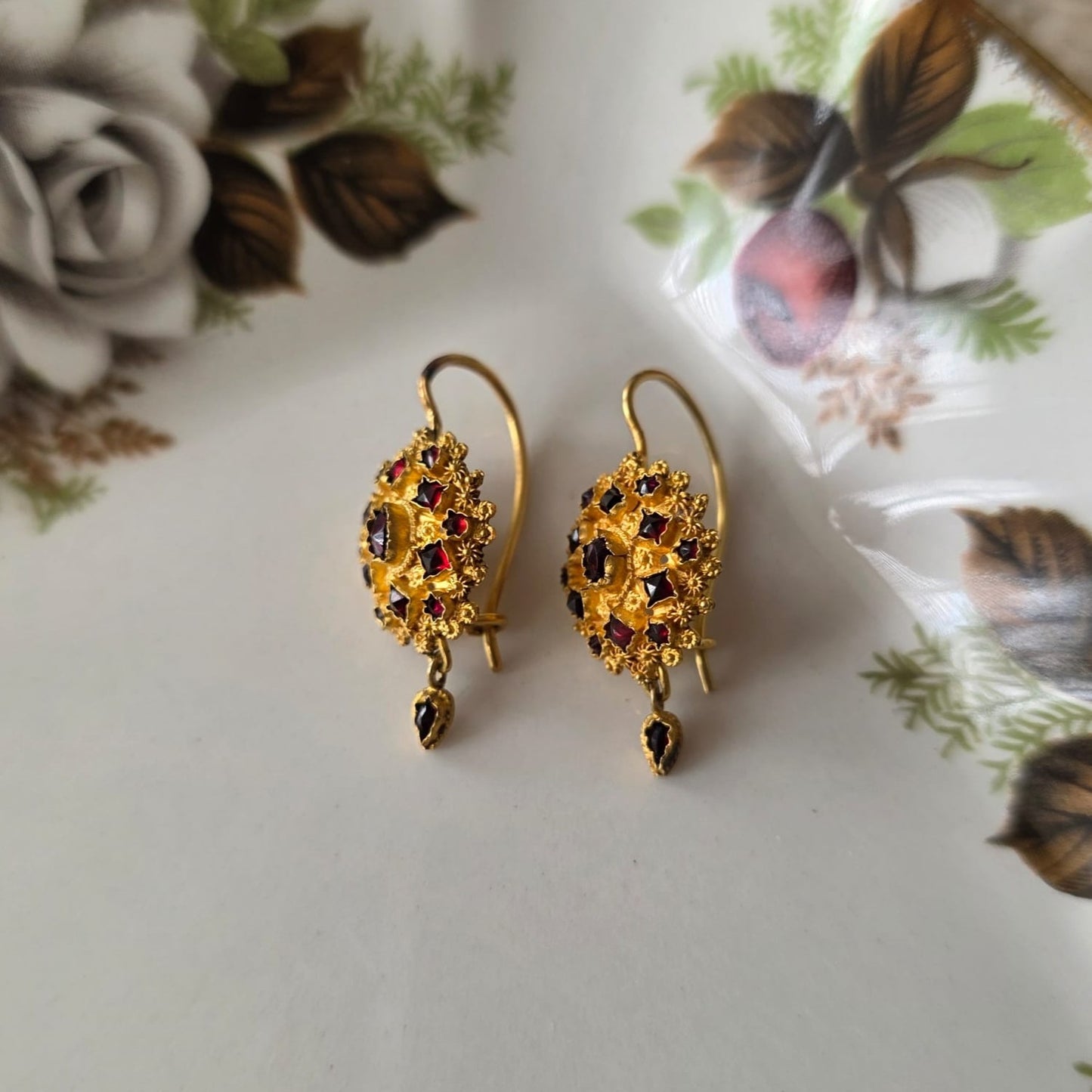 Antieke 14k gouden oorhangers granaat klederdracht