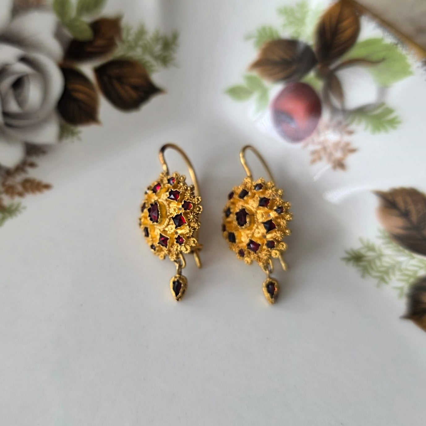 Antieke 14k gouden oorhangers granaat klederdracht