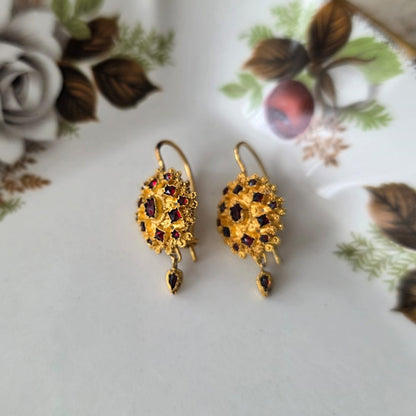 Antieke 14k gouden oorhangers granaat klederdracht