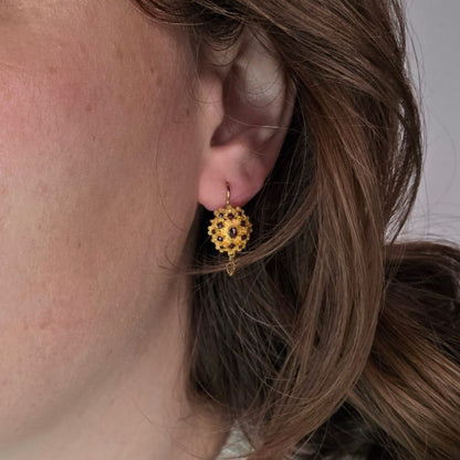 Antieke 14k gouden oorhangers granaat klederdracht